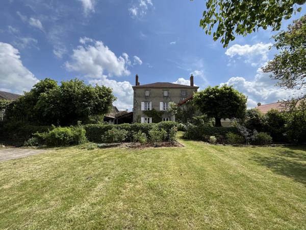 Maison de Maitre avec piscine et Spa au centre bourg