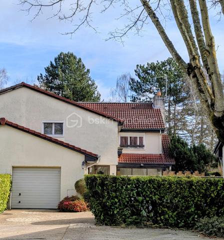 ✨ Idéale pour une vie de famille !

Découvrez cette charmante maison individuelle de type « Cassiopée », offrant une superficie de 135 m², située dans un environnement calme et recherché, à proximité immédiate des commodités.

Dès l’entrée, vous serez séduits par ses beaux volumes et son agencement fonctionnel, parfaitement adapté à la vie de famille.

🏡 Elle se compose de :

4 chambres confortables

Un séjour chaleureux avec cheminée ouverte, idéal pour vos soirées conviviales

Une cuisine équipée, ouverte sur une véranda lumineuse et bien exposée.
Deux salles d’eau, dont une avec WC
Deux WC indépendants
Une cave en sous-sol

🚗 Côté stationnement :

Un garage d’environ 20 m²
Deux places extérieures

🌿 À l’extérieur :
Profitez d’un jardin intime sans vis-à-vis, véritable havre de paix, avec un four en pierre parfait pour partager de bons moments en famille ou entre amis.

📍 Localisation :
Située dans un quartier résidentiel calme, la maison se trouve à quelques minutes à pied des commerces, écoles et services.
Un arrêt de bus à proximité permet de rejoindre rapidement la gare RER, facilitant vos déplacements quotidiens.

📸 Informations complémentaires :
Les photos sont non contractuelles et présentent les pièces vides afin de vous permettre de mieux vous projeter.
Une opportunité à découvrir ! Me contacter pour étude de votre projet et renseignements complémentaires.