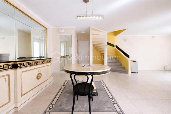 ✨ Idéale pour une vie de famille !

Découvrez cette charmante maison individuelle de type « Cassiopée », offrant une superficie de 135 m², située dans un environnement calme et recherché, à proximité immédiate des commodités.

Dès l’entrée, vous serez séduits par ses beaux volumes et son agencement fonctionnel, parfaitement adapté à la vie de famille.

🏡 Elle se compose de :

4 chambres confortables

Un séjour chaleureux avec cheminée ouverte, idéal pour vos soirées conviviales

Une cuisine équipée, ouverte sur une véranda lumineuse et bien exposée.
Deux salles d’eau, dont une avec WC
Deux WC indépendants
Une cave en sous-sol

🚗 Côté stationnement :

Un garage d’environ 20 m²
Deux places extérieures

🌿 À l’extérieur :
Profitez d’un jardin intime sans vis-à-vis, véritable havre de paix, avec un four en pierre parfait pour partager de bons moments en famille ou entre amis.

📍 Localisation :
Située dans un quartier résidentiel calme, la maison se trouve à quelques minutes à pied des commerces, écoles et services.
Un arrêt de bus à proximité permet de rejoindre rapidement la gare RER, facilitant vos déplacements quotidiens.

📸 Informations complémentaires :
Les photos sont non contractuelles et présentent les pièces vides afin de vous permettre de mieux vous projeter.
Une opportunité à découvrir ! Me contacter pour étude de votre projet et renseignements complémentaires.
