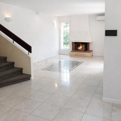 ✨ Idéale pour une vie de famille !

Découvrez cette charmante maison individuelle de type « Cassiopée », offrant une superficie de 135 m², située dans un environnement calme et recherché, à proximité immédiate des commodités.

Dès l’entrée, vous serez séduits par ses beaux volumes et son agencement fonctionnel, parfaitement adapté à la vie de famille.

🏡 Elle se compose de :

4 chambres confortables

Un séjour chaleureux avec cheminée ouverte, idéal pour vos soirées conviviales

Une cuisine équipée, ouverte sur une véranda lumineuse et bien exposée.
Deux salles d’eau, dont une avec WC
Deux WC indépendants
Une cave en sous-sol

🚗 Côté stationnement :

Un garage d’environ 20 m²
Deux places extérieures

🌿 À l’extérieur :
Profitez d’un jardin intime sans vis-à-vis, véritable havre de paix, avec un four en pierre parfait pour partager de bons moments en famille ou entre amis.

📍 Localisation :
Située dans un quartier résidentiel calme, la maison se trouve à quelques minutes à pied des commerces, écoles et services.
Un arrêt de bus à proximité permet de rejoindre rapidement la gare RER, facilitant vos déplacements quotidiens.

📸 Informations complémentaires :
Les photos sont non contractuelles et présentent les pièces vides afin de vous permettre de mieux vous projeter.
Une opportunité à découvrir ! Me contacter pour étude de votre projet et renseignements complémentaires.