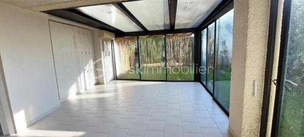 ✨ Idéale pour une vie de famille !

Découvrez cette charmante maison individuelle de type « Cassiopée », offrant une superficie de 135 m², située dans un environnement calme et recherché, à proximité immédiate des commodités.

Dès l’entrée, vous serez séduits par ses beaux volumes et son agencement fonctionnel, parfaitement adapté à la vie de famille.

🏡 Elle se compose de :

4 chambres confortables

Un séjour chaleureux avec cheminée ouverte, idéal pour vos soirées conviviales

Une cuisine équipée, ouverte sur une véranda lumineuse et bien exposée.
Deux salles d’eau, dont une avec WC
Deux WC indépendants
Une cave en sous-sol

🚗 Côté stationnement :

Un garage d’environ 20 m²
Deux places extérieures

🌿 À l’extérieur :
Profitez d’un jardin intime sans vis-à-vis, véritable havre de paix, avec un four en pierre parfait pour partager de bons moments en famille ou entre amis.

📍 Localisation :
Située dans un quartier résidentiel calme, la maison se trouve à quelques minutes à pied des commerces, écoles et services.
Un arrêt de bus à proximité permet de rejoindre rapidement la gare RER, facilitant vos déplacements quotidiens.

📸 Informations complémentaires :
Les photos sont non contractuelles et présentent les pièces vides afin de vous permettre de mieux vous projeter.
Une opportunité à découvrir ! Me contacter pour étude de votre projet et renseignements complémentaires.