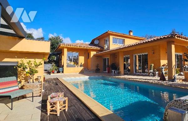 Belle Villa dominante de 3 chambres, fort potentiel, sans vis-à-vis avec piscine