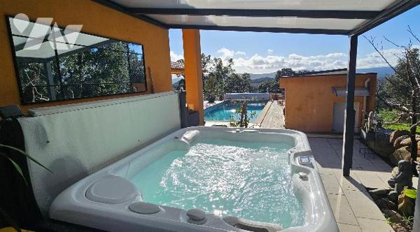 Belle Villa dominante de 3 chambres, fort potentiel, sans vis-à-vis avec piscine