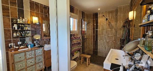 Belle Villa dominante de 3 chambres, fort potentiel, sans vis-à-vis avec piscine