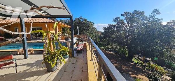 Belle Villa dominante de 3 chambres, fort potentiel, sans vis-à-vis avec piscine
