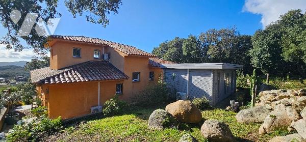 Belle Villa dominante de 3 chambres, fort potentiel, sans vis-à-vis avec piscine