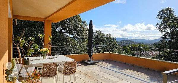 Belle Villa dominante de 3 chambres, fort potentiel, sans vis-à-vis avec piscine