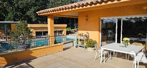 Belle Villa dominante de 3 chambres, fort potentiel, sans vis-à-vis avec piscine
