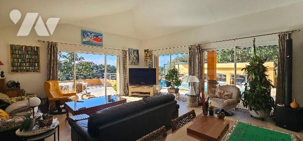 Belle Villa dominante de 3 chambres, fort potentiel, sans vis-à-vis avec piscine