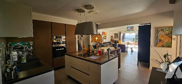 Belle Villa dominante de 3 chambres, fort potentiel, sans vis-à-vis avec piscine