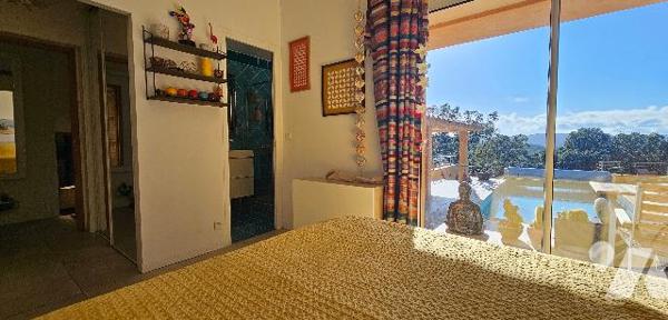 Belle Villa dominante de 3 chambres, fort potentiel, sans vis-à-vis avec piscine