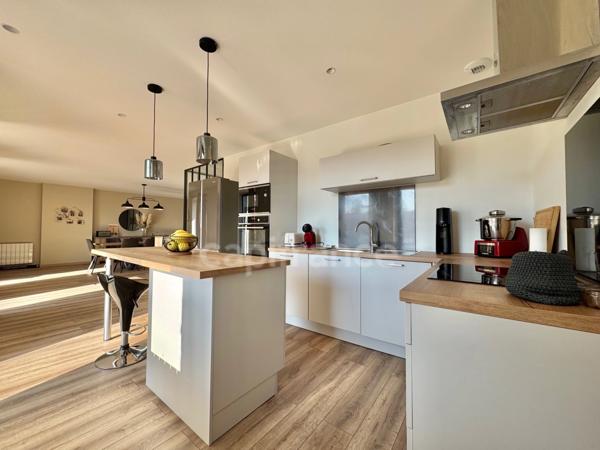 APPARTEMENT 105 M2, PIÈCE DE VIE LUMINEUSE DE 60 M2, 2 CHAMBRES POSSIBILITÉ D'UNE 3ÈME, BALCON, FIBRE, FAIBLES CHARGES, EXPOSÉ SUD, 2 CAVES, POSSIBILITÉ DE LOUÉ UN GARAGE