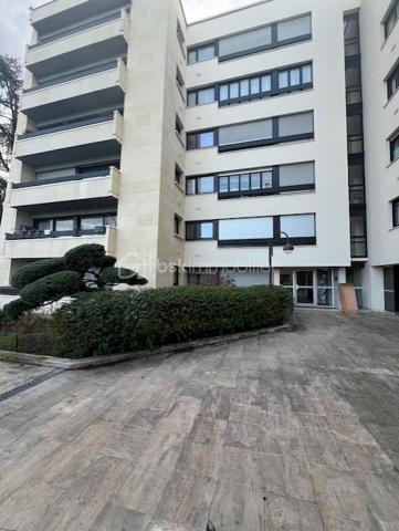 Au cœur de Franconville (Val-d'Oise), cet appartement deux pièces de 42,41 m² offre un agencement soigné, une bonne luminosité et plusieurs atouts pratiques qui en font un bien adapté à un premier achat comme à une recherche de pied-à-terre proche de Paris.

Espace jour : L'entrée, équipée de rangements intégrés, ouvre sur une cuisine fonctionnelle et entièrement équipée. La circulation est fluide et naturelle, sans pertes d'espace. Le séjour, vaste et lumineux, constitue véritablement le cœur de l'appartement et bénéficie d'une belle luminosité naturelle, idéale pour recevoir comme pour les moments du quotidien.

Coin nuit et salle de bain : Le séjour dessert une chambre de bonne taille, complétée par une pièce dédiée aux rangements — particulièrement appréciable pour un dressing ou un espace de stockage. La salle de bain a été refaite, ce qui permet de s'installer sans travaux dans la pièce d'eau.

Annexes : Le bien dispose d'une cave, pratique pour le rangement complémentaire, ainsi que d'une place de parking en sous-sol — un atout précieux en Île-de-France, où le stationnement est souvent une contrainte.

Agencement et points forts : La distribution a été pensée pour optimiser chaque mètre carré : entrée avec rangements, cuisine équipée, séjour lumineux et espace nuit séparé. La salle de bain refaite et les deux zones de rangement (entrée et chambre) limitent les besoins de réaménagement et facilitent une installation rapide. Cette optimisation est un véritable atout sur une surface de 42 m², où chaque rangement compte.

Environnement et accès : Franconville, commune du Val-d'Oise, offre un cadre adapté à la vie quotidienne avec commerces, écoles et services de proximité, tout en restant rapidement reliée à Paris en transports en commun. L'appartement se situe à proximité directe des commodités, un point appréciable pour les actifs comme pour les familles cherchant un bien en proche couronne parisienne.

Un deux pièces lumineux et bien agencé, avec parking en sous-sol et cave, à Franconville.