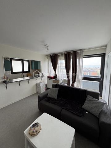 Au cœur de Franconville (Val-d'Oise), cet appartement deux pièces de 42,41 m² offre un agencement soigné, une bonne luminosité et plusieurs atouts pratiques qui en font un bien adapté à un premier achat comme à une recherche de pied-à-terre proche de Paris.

Espace jour : L'entrée, équipée de rangements intégrés, ouvre sur une cuisine fonctionnelle et entièrement équipée. La circulation est fluide et naturelle, sans pertes d'espace. Le séjour, vaste et lumineux, constitue véritablement le cœur de l'appartement et bénéficie d'une belle luminosité naturelle, idéale pour recevoir comme pour les moments du quotidien.

Coin nuit et salle de bain : Le séjour dessert une chambre de bonne taille, complétée par une pièce dédiée aux rangements — particulièrement appréciable pour un dressing ou un espace de stockage. La salle de bain a été refaite, ce qui permet de s'installer sans travaux dans la pièce d'eau.

Annexes : Le bien dispose d'une cave, pratique pour le rangement complémentaire, ainsi que d'une place de parking en sous-sol — un atout précieux en Île-de-France, où le stationnement est souvent une contrainte.

Agencement et points forts : La distribution a été pensée pour optimiser chaque mètre carré : entrée avec rangements, cuisine équipée, séjour lumineux et espace nuit séparé. La salle de bain refaite et les deux zones de rangement (entrée et chambre) limitent les besoins de réaménagement et facilitent une installation rapide. Cette optimisation est un véritable atout sur une surface de 42 m², où chaque rangement compte.

Environnement et accès : Franconville, commune du Val-d'Oise, offre un cadre adapté à la vie quotidienne avec commerces, écoles et services de proximité, tout en restant rapidement reliée à Paris en transports en commun. L'appartement se situe à proximité directe des commodités, un point appréciable pour les actifs comme pour les familles cherchant un bien en proche couronne parisienne.

Un deux pièces lumineux et bien agencé, avec parking en sous-sol et cave, à Franconville.