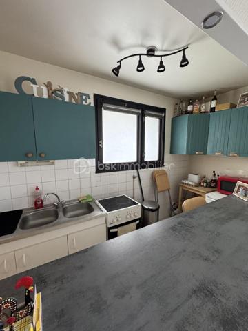 Au cœur de Franconville (Val-d'Oise), cet appartement deux pièces de 42,41 m² offre un agencement soigné, une bonne luminosité et plusieurs atouts pratiques qui en font un bien adapté à un premier achat comme à une recherche de pied-à-terre proche de Paris.

Espace jour : L'entrée, équipée de rangements intégrés, ouvre sur une cuisine fonctionnelle et entièrement équipée. La circulation est fluide et naturelle, sans pertes d'espace. Le séjour, vaste et lumineux, constitue véritablement le cœur de l'appartement et bénéficie d'une belle luminosité naturelle, idéale pour recevoir comme pour les moments du quotidien.

Coin nuit et salle de bain : Le séjour dessert une chambre de bonne taille, complétée par une pièce dédiée aux rangements — particulièrement appréciable pour un dressing ou un espace de stockage. La salle de bain a été refaite, ce qui permet de s'installer sans travaux dans la pièce d'eau.

Annexes : Le bien dispose d'une cave, pratique pour le rangement complémentaire, ainsi que d'une place de parking en sous-sol — un atout précieux en Île-de-France, où le stationnement est souvent une contrainte.

Agencement et points forts : La distribution a été pensée pour optimiser chaque mètre carré : entrée avec rangements, cuisine équipée, séjour lumineux et espace nuit séparé. La salle de bain refaite et les deux zones de rangement (entrée et chambre) limitent les besoins de réaménagement et facilitent une installation rapide. Cette optimisation est un véritable atout sur une surface de 42 m², où chaque rangement compte.

Environnement et accès : Franconville, commune du Val-d'Oise, offre un cadre adapté à la vie quotidienne avec commerces, écoles et services de proximité, tout en restant rapidement reliée à Paris en transports en commun. L'appartement se situe à proximité directe des commodités, un point appréciable pour les actifs comme pour les familles cherchant un bien en proche couronne parisienne.

Un deux pièces lumineux et bien agencé, avec parking en sous-sol et cave, à Franconville.