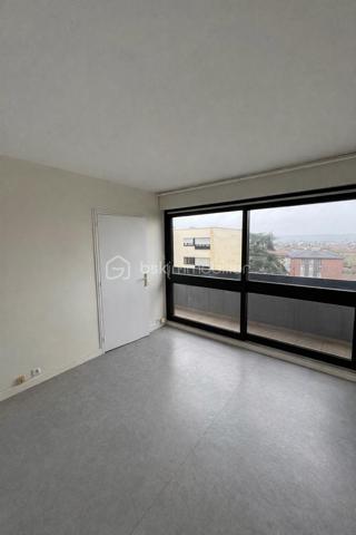 Au cœur de Franconville (Val-d'Oise), cet appartement deux pièces de 42,41 m² offre un agencement soigné, une bonne luminosité et plusieurs atouts pratiques qui en font un bien adapté à un premier achat comme à une recherche de pied-à-terre proche de Paris.

Espace jour : L'entrée, équipée de rangements intégrés, ouvre sur une cuisine fonctionnelle et entièrement équipée. La circulation est fluide et naturelle, sans pertes d'espace. Le séjour, vaste et lumineux, constitue véritablement le cœur de l'appartement et bénéficie d'une belle luminosité naturelle, idéale pour recevoir comme pour les moments du quotidien.

Coin nuit et salle de bain : Le séjour dessert une chambre de bonne taille, complétée par une pièce dédiée aux rangements — particulièrement appréciable pour un dressing ou un espace de stockage. La salle de bain a été refaite, ce qui permet de s'installer sans travaux dans la pièce d'eau.

Annexes : Le bien dispose d'une cave, pratique pour le rangement complémentaire, ainsi que d'une place de parking en sous-sol — un atout précieux en Île-de-France, où le stationnement est souvent une contrainte.

Agencement et points forts : La distribution a été pensée pour optimiser chaque mètre carré : entrée avec rangements, cuisine équipée, séjour lumineux et espace nuit séparé. La salle de bain refaite et les deux zones de rangement (entrée et chambre) limitent les besoins de réaménagement et facilitent une installation rapide. Cette optimisation est un véritable atout sur une surface de 42 m², où chaque rangement compte.

Environnement et accès : Franconville, commune du Val-d'Oise, offre un cadre adapté à la vie quotidienne avec commerces, écoles et services de proximité, tout en restant rapidement reliée à Paris en transports en commun. L'appartement se situe à proximité directe des commodités, un point appréciable pour les actifs comme pour les familles cherchant un bien en proche couronne parisienne.

Un deux pièces lumineux et bien agencé, avec parking en sous-sol et cave, à Franconville.