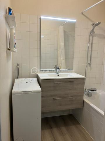 Au cœur de Franconville (Val-d'Oise), cet appartement deux pièces de 42,41 m² offre un agencement soigné, une bonne luminosité et plusieurs atouts pratiques qui en font un bien adapté à un premier achat comme à une recherche de pied-à-terre proche de Paris.

Espace jour : L'entrée, équipée de rangements intégrés, ouvre sur une cuisine fonctionnelle et entièrement équipée. La circulation est fluide et naturelle, sans pertes d'espace. Le séjour, vaste et lumineux, constitue véritablement le cœur de l'appartement et bénéficie d'une belle luminosité naturelle, idéale pour recevoir comme pour les moments du quotidien.

Coin nuit et salle de bain : Le séjour dessert une chambre de bonne taille, complétée par une pièce dédiée aux rangements — particulièrement appréciable pour un dressing ou un espace de stockage. La salle de bain a été refaite, ce qui permet de s'installer sans travaux dans la pièce d'eau.

Annexes : Le bien dispose d'une cave, pratique pour le rangement complémentaire, ainsi que d'une place de parking en sous-sol — un atout précieux en Île-de-France, où le stationnement est souvent une contrainte.

Agencement et points forts : La distribution a été pensée pour optimiser chaque mètre carré : entrée avec rangements, cuisine équipée, séjour lumineux et espace nuit séparé. La salle de bain refaite et les deux zones de rangement (entrée et chambre) limitent les besoins de réaménagement et facilitent une installation rapide. Cette optimisation est un véritable atout sur une surface de 42 m², où chaque rangement compte.

Environnement et accès : Franconville, commune du Val-d'Oise, offre un cadre adapté à la vie quotidienne avec commerces, écoles et services de proximité, tout en restant rapidement reliée à Paris en transports en commun. L'appartement se situe à proximité directe des commodités, un point appréciable pour les actifs comme pour les familles cherchant un bien en proche couronne parisienne.

Un deux pièces lumineux et bien agencé, avec parking en sous-sol et cave, à Franconville.