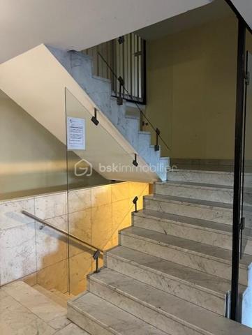 Au cœur de Franconville (Val-d'Oise), cet appartement deux pièces de 42,41 m² offre un agencement soigné, une bonne luminosité et plusieurs atouts pratiques qui en font un bien adapté à un premier achat comme à une recherche de pied-à-terre proche de Paris.

Espace jour : L'entrée, équipée de rangements intégrés, ouvre sur une cuisine fonctionnelle et entièrement équipée. La circulation est fluide et naturelle, sans pertes d'espace. Le séjour, vaste et lumineux, constitue véritablement le cœur de l'appartement et bénéficie d'une belle luminosité naturelle, idéale pour recevoir comme pour les moments du quotidien.

Coin nuit et salle de bain : Le séjour dessert une chambre de bonne taille, complétée par une pièce dédiée aux rangements — particulièrement appréciable pour un dressing ou un espace de stockage. La salle de bain a été refaite, ce qui permet de s'installer sans travaux dans la pièce d'eau.

Annexes : Le bien dispose d'une cave, pratique pour le rangement complémentaire, ainsi que d'une place de parking en sous-sol — un atout précieux en Île-de-France, où le stationnement est souvent une contrainte.

Agencement et points forts : La distribution a été pensée pour optimiser chaque mètre carré : entrée avec rangements, cuisine équipée, séjour lumineux et espace nuit séparé. La salle de bain refaite et les deux zones de rangement (entrée et chambre) limitent les besoins de réaménagement et facilitent une installation rapide. Cette optimisation est un véritable atout sur une surface de 42 m², où chaque rangement compte.

Environnement et accès : Franconville, commune du Val-d'Oise, offre un cadre adapté à la vie quotidienne avec commerces, écoles et services de proximité, tout en restant rapidement reliée à Paris en transports en commun. L'appartement se situe à proximité directe des commodités, un point appréciable pour les actifs comme pour les familles cherchant un bien en proche couronne parisienne.

Un deux pièces lumineux et bien agencé, avec parking en sous-sol et cave, à Franconville.