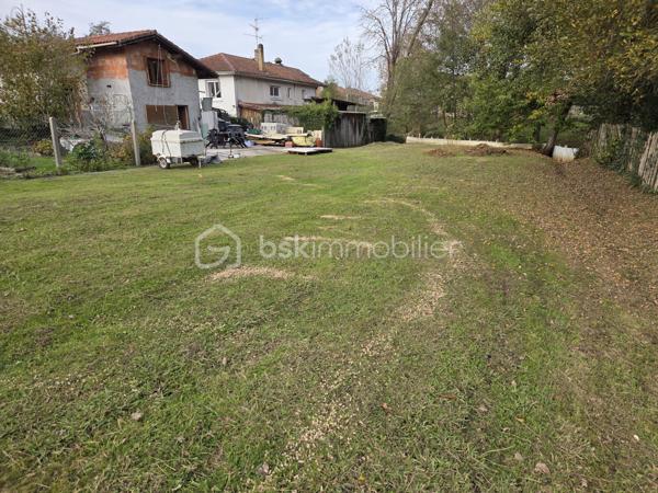 Opportunité rare au cœur de Lit-et-Mixe !

Idéalement située en plein centre de Lit-et-Mixe, charmante commune dynamique de la côte landaise, cette propriété offre un fort potentiel pour un projet de vie, un investissement locatif ou une activité professionnelle.

L'ensemble se compose d'une agréable maison d'environ 58 m², parfaitement agencée, comprenant une lumineuse pièce de vie avec cuisine ouverte, une grande chambre confortable ainsi qu'une salle d'eau fonctionnelle.

Un local commercial d'environ 39 m² complète ce bien, offrant de nombreuses possibilités : activité professionnelle, bureau, commerce, atelier ou encore transformation selon vos besoins et projets.

Le tout est implanté sur une parcelle constructible d'environ 901 m², un véritable atout permettant d'envisager une extension, une nouvelle construction ou un aménagement complémentaire.

Côté confort, la maison est équipée d'un système de chauffage par pompe à chaleur air/air, complété par un poêle à granulés, garantissant une solution de chauffage performante et économique.

Vous apprécierez particulièrement son emplacement privilégié, à quelques pas des commerces, services et commodités, dans un environnement pratique et convivial.

Une propriété aux multiples possibilités, à découvrir sans tarder !