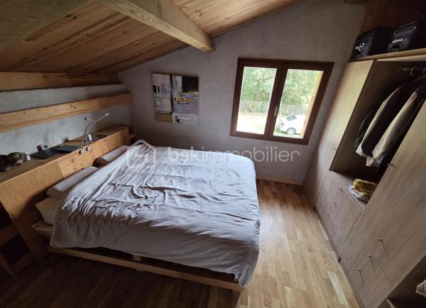 Opportunité rare au cœur de Lit-et-Mixe !

Idéalement située en plein centre de Lit-et-Mixe, charmante commune dynamique de la côte landaise, cette propriété offre un fort potentiel pour un projet de vie, un investissement locatif ou une activité professionnelle.

L'ensemble se compose d'une agréable maison d'environ 58 m², parfaitement agencée, comprenant une lumineuse pièce de vie avec cuisine ouverte, une grande chambre confortable ainsi qu'une salle d'eau fonctionnelle.

Un local commercial d'environ 39 m² complète ce bien, offrant de nombreuses possibilités : activité professionnelle, bureau, commerce, atelier ou encore transformation selon vos besoins et projets.

Le tout est implanté sur une parcelle constructible d'environ 901 m², un véritable atout permettant d'envisager une extension, une nouvelle construction ou un aménagement complémentaire.

Côté confort, la maison est équipée d'un système de chauffage par pompe à chaleur air/air, complété par un poêle à granulés, garantissant une solution de chauffage performante et économique.

Vous apprécierez particulièrement son emplacement privilégié, à quelques pas des commerces, services et commodités, dans un environnement pratique et convivial.

Une propriété aux multiples possibilités, à découvrir sans tarder !