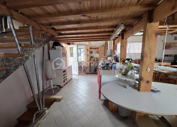 Opportunité rare au cœur de Lit-et-Mixe !

Idéalement située en plein centre de Lit-et-Mixe, charmante commune dynamique de la côte landaise, cette propriété offre un fort potentiel pour un projet de vie, un investissement locatif ou une activité professionnelle.

L'ensemble se compose d'une agréable maison d'environ 58 m², parfaitement agencée, comprenant une lumineuse pièce de vie avec cuisine ouverte, une grande chambre confortable ainsi qu'une salle d'eau fonctionnelle.

Un local commercial d'environ 39 m² complète ce bien, offrant de nombreuses possibilités : activité professionnelle, bureau, commerce, atelier ou encore transformation selon vos besoins et projets.

Le tout est implanté sur une parcelle constructible d'environ 901 m², un véritable atout permettant d'envisager une extension, une nouvelle construction ou un aménagement complémentaire.

Côté confort, la maison est équipée d'un système de chauffage par pompe à chaleur air/air, complété par un poêle à granulés, garantissant une solution de chauffage performante et économique.

Vous apprécierez particulièrement son emplacement privilégié, à quelques pas des commerces, services et commodités, dans un environnement pratique et convivial.

Une propriété aux multiples possibilités, à découvrir sans tarder !