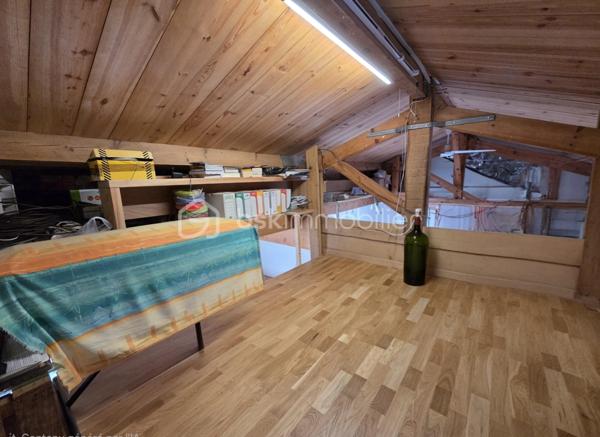 Opportunité rare au cœur de Lit-et-Mixe !

Idéalement située en plein centre de Lit-et-Mixe, charmante commune dynamique de la côte landaise, cette propriété offre un fort potentiel pour un projet de vie, un investissement locatif ou une activité professionnelle.

L'ensemble se compose d'une agréable maison d'environ 58 m², parfaitement agencée, comprenant une lumineuse pièce de vie avec cuisine ouverte, une grande chambre confortable ainsi qu'une salle d'eau fonctionnelle.

Un local commercial d'environ 39 m² complète ce bien, offrant de nombreuses possibilités : activité professionnelle, bureau, commerce, atelier ou encore transformation selon vos besoins et projets.

Le tout est implanté sur une parcelle constructible d'environ 901 m², un véritable atout permettant d'envisager une extension, une nouvelle construction ou un aménagement complémentaire.

Côté confort, la maison est équipée d'un système de chauffage par pompe à chaleur air/air, complété par un poêle à granulés, garantissant une solution de chauffage performante et économique.

Vous apprécierez particulièrement son emplacement privilégié, à quelques pas des commerces, services et commodités, dans un environnement pratique et convivial.

Une propriété aux multiples possibilités, à découvrir sans tarder !
