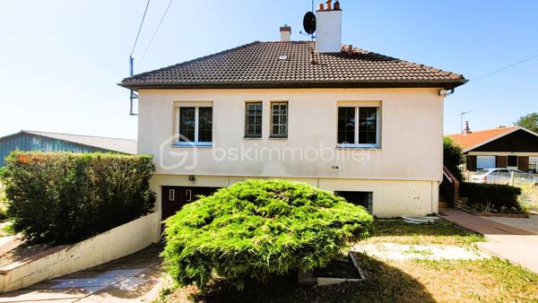 Dans la commune nouvelle recherchée de Cloyes-les-trois-Rivières, cette jolie maison se trouve à Montigny-le-Gannelon, en surplomb du lac de Cloyes. Entre ville et campagne et dans un quartier très calme, l'accès est direct au-centre ville par des escaliers et par la route.
Ce bien bénéficie d'une belle superficie de terrain légèrement en pente que vous pourrez planter à votre goût, entièrement clôturé avec portail.
L'avant de la maison bénéficie d'une belle cour spacieuse avec garage supplémentaire et plate-bandes.

La maison offre une surface habitable de 69 m², avec une surface utile de 34 m² supplémentaires grâce une grande véranda et une chambre au sous-sol.

Au-dessus d'un sous-sol total, l'habitation de plain-pied comprend : 
  - un séjour lumineux,
  - deux chambres (12,5 m² chacune),
  - une cuisine fermée,
  - une entrée-couloir avec placards,
  - une salle d'eau,
  - des WC séparés.

les sous-sol est doté de plusieurs espaces distincts et accès à l'étage et à l'extérieur :
  - Atelier -cuisine d'été, 
  - pièce de stockage,
  - Espace avec placards,
  - garage,
  - chambre aménagée (10 m²) avec son propre point d'eau

Une véranda de 24 m² est munie de stores, de 2 portes vitrées, fenêtres et d'un plafond opaque, donnant directement sur le jardin.
Un garage supplémentaire avec porte motorisée et un abri de jardin complètent ce bien.

++ LES PLUS ++
  - De nombreuses portes vitrées donnent beaucoup de lumière à cette maison.
  - L'ensemble est chauffé par une chaudière fioul récente (4 ans), une pompe à chaleur réversible à remettre en fonction, et une cheminée à insert.
  - Menuiseries : PVC double-vitrage et bois double-vitrage, porte d'entrée PVC grande largeur vitrée récente.
  - Isolation extérieure des murs
  - VMC double-flux
  - Volets roulants PVC électriques et manuels.
  - Raccordé fibre

Assainissement non collectif : bac de dégraissage et fosse toutes eaux.
Contactez-moi rapidement pour saisir cette opportunité !
  .