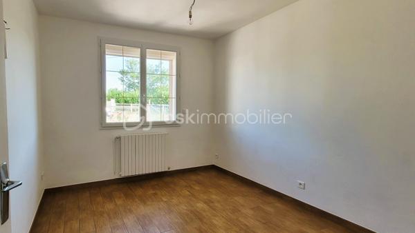 Dans la commune nouvelle recherchée de Cloyes-les-trois-Rivières, cette jolie maison se trouve à Montigny-le-Gannelon, en surplomb du lac de Cloyes. Entre ville et campagne et dans un quartier très calme, l'accès est direct au-centre ville par des escaliers et par la route.
Ce bien bénéficie d'une belle superficie de terrain légèrement en pente que vous pourrez planter à votre goût, entièrement clôturé avec portail.
L'avant de la maison bénéficie d'une belle cour spacieuse avec garage supplémentaire et plate-bandes.

La maison offre une surface habitable de 69 m², avec une surface utile de 34 m² supplémentaires grâce une grande véranda et une chambre au sous-sol.

Au-dessus d'un sous-sol total, l'habitation de plain-pied comprend : 
  - un séjour lumineux,
  - deux chambres (12,5 m² chacune),
  - une cuisine fermée,
  - une entrée-couloir avec placards,
  - une salle d'eau,
  - des WC séparés.

les sous-sol est doté de plusieurs espaces distincts et accès à l'étage et à l'extérieur :
  - Atelier -cuisine d'été, 
  - pièce de stockage,
  - Espace avec placards,
  - garage,
  - chambre aménagée (10 m²) avec son propre point d'eau

Une véranda de 24 m² est munie de stores, de 2 portes vitrées, fenêtres et d'un plafond opaque, donnant directement sur le jardin.
Un garage supplémentaire avec porte motorisée et un abri de jardin complètent ce bien.

++ LES PLUS ++
  - De nombreuses portes vitrées donnent beaucoup de lumière à cette maison.
  - L'ensemble est chauffé par une chaudière fioul récente (4 ans), une pompe à chaleur réversible à remettre en fonction, et une cheminée à insert.
  - Menuiseries : PVC double-vitrage et bois double-vitrage, porte d'entrée PVC grande largeur vitrée récente.
  - Isolation extérieure des murs
  - VMC double-flux
  - Volets roulants PVC électriques et manuels.
  - Raccordé fibre

Assainissement non collectif : bac de dégraissage et fosse toutes eaux.
Contactez-moi rapidement pour saisir cette opportunité !
  .