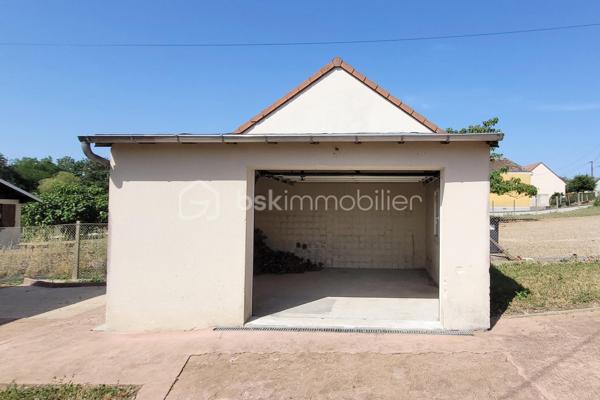 Dans la commune nouvelle recherchée de Cloyes-les-trois-Rivières, cette jolie maison se trouve à Montigny-le-Gannelon, en surplomb du lac de Cloyes. Entre ville et campagne et dans un quartier très calme, l'accès est direct au-centre ville par des escaliers et par la route.
Ce bien bénéficie d'une belle superficie de terrain légèrement en pente que vous pourrez planter à votre goût, entièrement clôturé avec portail.
L'avant de la maison bénéficie d'une belle cour spacieuse avec garage supplémentaire et plate-bandes.

La maison offre une surface habitable de 69 m², avec une surface utile de 34 m² supplémentaires grâce une grande véranda et une chambre au sous-sol.

Au-dessus d'un sous-sol total, l'habitation de plain-pied comprend : 
  - un séjour lumineux,
  - deux chambres (12,5 m² chacune),
  - une cuisine fermée,
  - une entrée-couloir avec placards,
  - une salle d'eau,
  - des WC séparés.

les sous-sol est doté de plusieurs espaces distincts et accès à l'étage et à l'extérieur :
  - Atelier -cuisine d'été, 
  - pièce de stockage,
  - Espace avec placards,
  - garage,
  - chambre aménagée (10 m²) avec son propre point d'eau

Une véranda de 24 m² est munie de stores, de 2 portes vitrées, fenêtres et d'un plafond opaque, donnant directement sur le jardin.
Un garage supplémentaire avec porte motorisée et un abri de jardin complètent ce bien.

++ LES PLUS ++
  - De nombreuses portes vitrées donnent beaucoup de lumière à cette maison.
  - L'ensemble est chauffé par une chaudière fioul récente (4 ans), une pompe à chaleur réversible à remettre en fonction, et une cheminée à insert.
  - Menuiseries : PVC double-vitrage et bois double-vitrage, porte d'entrée PVC grande largeur vitrée récente.
  - Isolation extérieure des murs
  - VMC double-flux
  - Volets roulants PVC électriques et manuels.
  - Raccordé fibre

Assainissement non collectif : bac de dégraissage et fosse toutes eaux.
Contactez-moi rapidement pour saisir cette opportunité !
  .