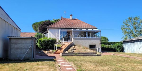 Dans la commune nouvelle recherchée de Cloyes-les-trois-Rivières, cette jolie maison se trouve à Montigny-le-Gannelon, en surplomb du lac de Cloyes. Entre ville et campagne et dans un quartier très calme, l'accès est direct au-centre ville par des escaliers et par la route.
Ce bien bénéficie d'une belle superficie de terrain légèrement en pente que vous pourrez planter à votre goût, entièrement clôturé avec portail.
L'avant de la maison bénéficie d'une belle cour spacieuse avec garage supplémentaire et plate-bandes.

La maison offre une surface habitable de 69 m², avec une surface utile de 34 m² supplémentaires grâce une grande véranda et une chambre au sous-sol.

Au-dessus d'un sous-sol total, l'habitation de plain-pied comprend : 
  - un séjour lumineux,
  - deux chambres (12,5 m² chacune),
  - une cuisine fermée,
  - une entrée-couloir avec placards,
  - une salle d'eau,
  - des WC séparés.

les sous-sol est doté de plusieurs espaces distincts et accès à l'étage et à l'extérieur :
  - Atelier -cuisine d'été, 
  - pièce de stockage,
  - Espace avec placards,
  - garage,
  - chambre aménagée (10 m²) avec son propre point d'eau

Une véranda de 24 m² est munie de stores, de 2 portes vitrées, fenêtres et d'un plafond opaque, donnant directement sur le jardin.
Un garage supplémentaire avec porte motorisée et un abri de jardin complètent ce bien.

++ LES PLUS ++
  - De nombreuses portes vitrées donnent beaucoup de lumière à cette maison.
  - L'ensemble est chauffé par une chaudière fioul récente (4 ans), une pompe à chaleur réversible à remettre en fonction, et une cheminée à insert.
  - Menuiseries : PVC double-vitrage et bois double-vitrage, porte d'entrée PVC grande largeur vitrée récente.
  - Isolation extérieure des murs
  - VMC double-flux
  - Volets roulants PVC électriques et manuels.
  - Raccordé fibre

Assainissement non collectif : bac de dégraissage et fosse toutes eaux.
Contactez-moi rapidement pour saisir cette opportunité !
  .