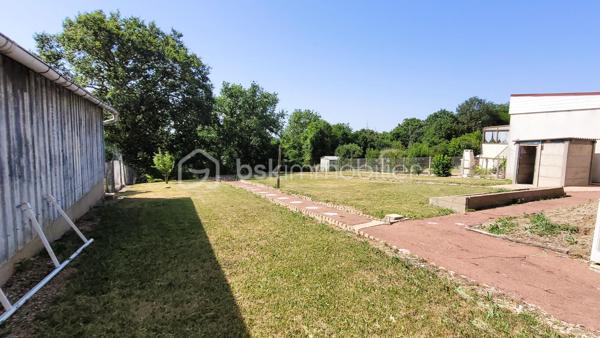 Dans la commune nouvelle recherchée de Cloyes-les-trois-Rivières, cette jolie maison se trouve à Montigny-le-Gannelon, en surplomb du lac de Cloyes. Entre ville et campagne et dans un quartier très calme, l'accès est direct au-centre ville par des escaliers et par la route.
Ce bien bénéficie d'une belle superficie de terrain légèrement en pente que vous pourrez planter à votre goût, entièrement clôturé avec portail.
L'avant de la maison bénéficie d'une belle cour spacieuse avec garage supplémentaire et plate-bandes.

La maison offre une surface habitable de 69 m², avec une surface utile de 34 m² supplémentaires grâce une grande véranda et une chambre au sous-sol. S'y ajoutent le sous-sol total composé en plusieurs espaces, un garage supplémentaire et un abri de jardin.

Au-dessus d'un sous-sol total, l'habitation de plain-pied comprend : 
  - un séjour lumineux,
  - deux chambres (12,5 m² chacune),
  - une cuisine fermée,
  - une entrée-couloir avec placards,
  - une salle d'eau,
  - des WC séparés.

Le sous-sol est doté de plusieurs espaces distincts et accès à l'étage et à l'extérieur :
  - Atelier -cuisine d'été, 
  - pièce de stockage,
  - Espace avec placards,
  - garage,
  - chambre aménagée (10 m²) avec son propre point d'eau

Une véranda de 24 m² est munie de stores, de 2 portes vitrées, fenêtres et d'un plafond opaque, donnant directement sur le jardin.
Un garage supplémentaire avec porte motorisée et un abri de jardin complètent ce bien.

++ LES PLUS ++ :
  - De nombreuses portes vitrées donnent beaucoup de lumière à cette maison.
  - L'ensemble est chauffé par une chaudière fioul récente (4 ans), une pompe à chaleur réversible multisplit à remettre en fonction, et une cheminée à insert.
  - Menuiseries : PVC double-vitrage et bois double-vitrage, porte d'entrée PVC grande largeur vitrée récente.
  - Isolation extérieure des murs
  - VMC double-flux
  - Volets roulants PVC électriques et manuels.
  - Raccordé fibre

Assainissement non collectif : bac de dégraissage et fosse toutes eaux.
Contactez-moi rapidement pour saisir cette opportunité !
  .