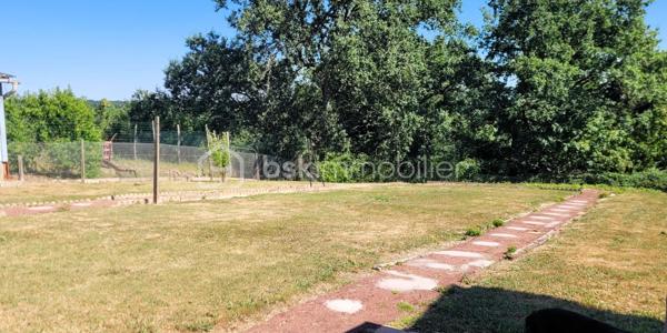 Dans la commune nouvelle recherchée de Cloyes-les-trois-Rivières, cette jolie maison se trouve à Montigny-le-Gannelon, en surplomb du lac de Cloyes. Entre ville et campagne et dans un quartier très calme, l'accès est direct au-centre ville par des escaliers et par la route.
Ce bien bénéficie d'une belle superficie de terrain légèrement en pente que vous pourrez planter à votre goût, entièrement clôturé avec portail.
L'avant de la maison bénéficie d'une belle cour spacieuse avec garage supplémentaire et plate-bandes.

La maison offre une surface habitable de 69 m², avec une surface utile de 34 m² supplémentaires grâce une grande véranda et une chambre au sous-sol. S'y ajoutent le sous-sol total composé en plusieurs espaces, un garage supplémentaire et un abri de jardin.

Au-dessus d'un sous-sol total, l'habitation de plain-pied comprend : 
  - un séjour lumineux,
  - deux chambres (12,5 m² chacune),
  - une cuisine fermée,
  - une entrée-couloir avec placards,
  - une salle d'eau,
  - des WC séparés.

Le sous-sol est doté de plusieurs espaces distincts et accès à l'étage et à l'extérieur :
  - Atelier -cuisine d'été, 
  - pièce de stockage,
  - Espace avec placards,
  - garage,
  - chambre aménagée (10 m²) avec son propre point d'eau

Une véranda de 24 m² est munie de stores, de 2 portes vitrées, fenêtres et d'un plafond opaque, donnant directement sur le jardin.
Un garage supplémentaire avec porte motorisée et un abri de jardin complètent ce bien.

++ LES PLUS ++ :
  - De nombreuses portes vitrées donnent beaucoup de lumière à cette maison.
  - L'ensemble est chauffé par une chaudière fioul récente (4 ans), une pompe à chaleur réversible multisplit à remettre en fonction, et une cheminée à insert.
  - Menuiseries : PVC double-vitrage et bois double-vitrage, porte d'entrée PVC grande largeur vitrée récente.
  - Isolation extérieure des murs
  - VMC double-flux
  - Volets roulants PVC électriques et manuels.
  - Raccordé fibre

Assainissement non collectif : bac de dégraissage et fosse toutes eaux.
Contactez-moi rapidement pour saisir cette opportunité !
  .