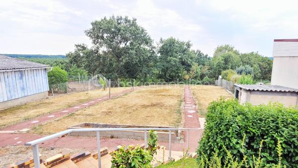 Dans la commune nouvelle recherchée de Cloyes-les-trois-Rivières, cette jolie maison se trouve à Montigny-le-Gannelon, en surplomb du lac de Cloyes. Entre ville et campagne et dans un quartier très calme, l'accès est direct au-centre ville par des escaliers et par la route.
Ce bien bénéficie d'une belle superficie de terrain légèrement en pente que vous pourrez planter à votre goût, entièrement clôturé avec portail.
L'avant de la maison bénéficie d'une belle cour spacieuse avec garage supplémentaire et plate-bandes.

La maison offre une surface habitable de 69 m², avec une surface utile de 34 m² supplémentaires grâce une grande véranda et une chambre au sous-sol. S'y ajoutent le sous-sol total composé en plusieurs espaces, un garage supplémentaire et un abri de jardin.

Au-dessus d'un sous-sol total, l'habitation de plain-pied comprend : 
  - un séjour lumineux,
  - deux chambres (12,5 m² chacune),
  - une cuisine fermée,
  - une entrée-couloir avec placards,
  - une salle d'eau,
  - des WC séparés.

Le sous-sol est doté de plusieurs espaces distincts et accès à l'étage et à l'extérieur :
  - Atelier -cuisine d'été, 
  - pièce de stockage,
  - Espace avec placards,
  - garage,
  - chambre aménagée (10 m²) avec son propre point d'eau

Une véranda de 24 m² est munie de stores, de 2 portes vitrées, fenêtres et d'un plafond opaque, donnant directement sur le jardin.
Un garage supplémentaire avec porte motorisée et un abri de jardin complètent ce bien.

++ LES PLUS ++ :
  - De nombreuses portes vitrées donnent beaucoup de lumière à cette maison.
  - L'ensemble est chauffé par une chaudière fioul récente (4 ans), une pompe à chaleur réversible multisplit à remettre en fonction, et une cheminée à insert.
  - Menuiseries : PVC double-vitrage et bois double-vitrage, porte d'entrée PVC grande largeur vitrée récente.
  - Isolation extérieure des murs
  - VMC double-flux
  - Volets roulants PVC électriques et manuels.
  - Raccordé fibre

Assainissement non collectif : bac de dégraissage et fosse toutes eaux.
Contactez-moi rapidement pour saisir cette opportunité !
  .