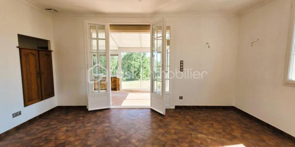Dans la commune nouvelle recherchée de Cloyes-les-trois-Rivières, cette jolie maison se trouve à Montigny-le-Gannelon, en surplomb du lac de Cloyes. Entre ville et campagne et dans un quartier très calme, l'accès est direct au-centre ville par des escaliers et par la route.
Ce bien bénéficie d'une belle superficie de terrain légèrement en pente que vous pourrez planter à votre goût, entièrement clôturé avec portail.
L'avant de la maison bénéficie d'une belle cour spacieuse avec garage supplémentaire et plate-bandes.

La maison offre une surface habitable de 69 m², avec une surface utile de 34 m² supplémentaires grâce une grande véranda et une chambre au sous-sol.

Au-dessus d'un sous-sol total, l'habitation de plain-pied comprend : 
  - un séjour lumineux,
  - deux chambres (12,5 m² chacune),
  - une cuisine fermée,
  - une entrée-couloir avec placards,
  - une salle d'eau,
  - des WC séparés.

les sous-sol est doté de plusieurs espaces distincts et accès à l'étage et à l'extérieur :
  - Atelier -cuisine d'été, 
  - pièce de stockage,
  - Espace avec placards,
  - garage,
  - chambre aménagée (10 m²) avec son propre point d'eau

Une véranda de 24 m² est munie de stores, de 2 portes vitrées, fenêtres et d'un plafond opaque, donnant directement sur le jardin.
Un garage supplémentaire avec porte motorisée et un abri de jardin complètent ce bien.

++ LES PLUS ++
  - De nombreuses portes vitrées donnent beaucoup de lumière à cette maison.
  - L'ensemble est chauffé par une chaudière fioul récente (4 ans), une pompe à chaleur réversible à remettre en fonction, et une cheminée à insert.
  - Menuiseries : PVC double-vitrage et bois double-vitrage, porte d'entrée PVC grande largeur vitrée récente.
  - Isolation extérieure des murs
  - VMC double-flux
  - Volets roulants PVC électriques et manuels.
  - Raccordé fibre

Assainissement non collectif : bac de dégraissage et fosse toutes eaux.
Contactez-moi rapidement pour saisir cette opportunité !
  .