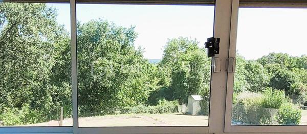 Dans la commune nouvelle recherchée de Cloyes-les-trois-Rivières, cette jolie maison se trouve à Montigny-le-Gannelon, en surplomb du lac de Cloyes. Entre ville et campagne et dans un quartier très calme, l'accès est direct au-centre ville par des escaliers et par la route.
Ce bien bénéficie d'une belle superficie de terrain légèrement en pente que vous pourrez planter à votre goût, entièrement clôturé avec portail.
L'avant de la maison bénéficie d'une belle cour spacieuse avec garage supplémentaire et plate-bandes.

La maison offre une surface habitable de 69 m², avec une surface utile de 34 m² supplémentaires grâce une grande véranda et une chambre au sous-sol.

Au-dessus d'un sous-sol total, l'habitation de plain-pied comprend : 
  - un séjour lumineux,
  - deux chambres (12,5 m² chacune),
  - une cuisine fermée,
  - une entrée-couloir avec placards,
  - une salle d'eau,
  - des WC séparés.

les sous-sol est doté de plusieurs espaces distincts et accès à l'étage et à l'extérieur :
  - Atelier -cuisine d'été, 
  - pièce de stockage,
  - Espace avec placards,
  - garage,
  - chambre aménagée (10 m²) avec son propre point d'eau

Une véranda de 24 m² est munie de stores, de 2 portes vitrées, fenêtres et d'un plafond opaque, donnant directement sur le jardin.
Un garage supplémentaire avec porte motorisée et un abri de jardin complètent ce bien.

++ LES PLUS ++
  - De nombreuses portes vitrées donnent beaucoup de lumière à cette maison.
  - L'ensemble est chauffé par une chaudière fioul récente (4 ans), une pompe à chaleur réversible à remettre en fonction, et une cheminée à insert.
  - Menuiseries : PVC double-vitrage et bois double-vitrage, porte d'entrée PVC grande largeur vitrée récente.
  - Isolation extérieure des murs
  - VMC double-flux
  - Volets roulants PVC électriques et manuels.
  - Raccordé fibre

Assainissement non collectif : bac de dégraissage et fosse toutes eaux.
Contactez-moi rapidement pour saisir cette opportunité !
  .