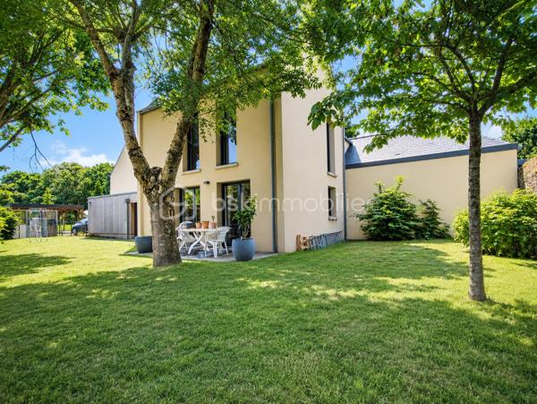 Belle Maison de 63 m2 ''Coup de Coeur''
Cette propriété clé en main de 2017 en résidence sécurisée dans une petite copropriété bénéfice de tous les avantages de la ville avec un cadre reposant et verdoyant à proximité des commodités.

Elle se compose de la manière suivante, à savoir :
Au Rdc : Un ensemble Salon - Séjour avec Cuisine équipée, une salle d'eau avec WC, Garage
A l'étage : Deux belles chambres et une salle de bain.
Jardin clos et arboré, et un stationnement en façade

Les + : Maison de 2017, Chauffage Gaz, Double Vitrage, Assainissement collectif,
Les ++ : A moins de 4 km de la plage du sillon ! Capacité idéale pour une petite famille, Accès rapide
gare et axes principaux
Les +++ : Idéal pour résidence secondaire, location saisonnière (forte demande), Excellente attractivité

Copropriété de 15 lots : Charges annuelles : 350€