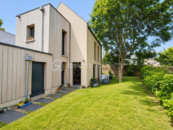Belle Maison de 63 m2 ''Coup de Coeur''
Cette propriété clé en main de 2017 en résidence sécurisée dans une petite copropriété bénéfice de tous les avantages de la ville avec un cadre reposant et verdoyant à proximité des commodités.

Elle se compose de la manière suivante, à savoir :
Au Rdc : Un ensemble Salon - Séjour avec Cuisine équipée, une salle d'eau avec WC, Garage
A l'étage : Deux belles chambres et une salle de bain.
Jardin clos et arboré, et un stationnement en façade

Les + : Maison de 2017, Chauffage Gaz, Double Vitrage, Assainissement collectif,
Les ++ : A moins de 4 km de la plage du sillon ! Capacité idéale pour une petite famille, Accès rapide
gare et axes principaux
Les +++ : Idéal pour résidence secondaire, location saisonnière (forte demande), Excellente attractivité

Copropriété de 15 lots : Charges annuelles : 350€