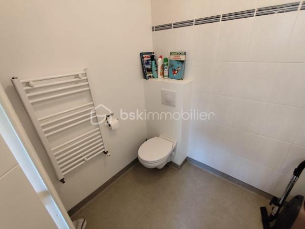 Belle Maison de 63 m2 ''Coup de Coeur''
Cette propriété clé en main de 2017 en résidence sécurisée dans une petite copropriété bénéfice de tous les avantages de la ville avec un cadre reposant et verdoyant à proximité des commodités.

Elle se compose de la manière suivante, à savoir :
Au Rdc : Un ensemble Salon - Séjour avec Cuisine équipée, une salle d'eau avec WC, Garage
A l'étage : Deux belles chambres et une salle de bain.
Jardin clos et arboré, et un stationnement en façade

Les + : Maison de 2017, Chauffage Gaz, Double Vitrage, Assainissement collectif,
Les ++ : A moins de 4 km de la plage du sillon ! Capacité idéale pour une petite famille, Accès rapide
gare et axes principaux
Les +++ : Idéal pour résidence secondaire, location saisonnière (forte demande), Excellente attractivité

Copropriété de 15 lots : Charges annuelles : 350€