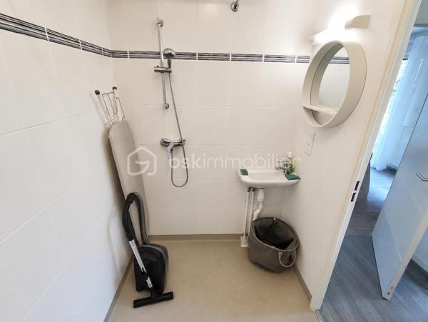 Belle Maison de 63 m2 ''Coup de Coeur''
Cette propriété clé en main de 2017 en résidence sécurisée dans une petite copropriété bénéfice de tous les avantages de la ville avec un cadre reposant et verdoyant à proximité des commodités.

Elle se compose de la manière suivante, à savoir :
Au Rdc : Un ensemble Salon - Séjour avec Cuisine équipée, une salle d'eau avec WC, Garage
A l'étage : Deux belles chambres et une salle de bain.
Jardin clos et arboré, et un stationnement en façade

Les + : Maison de 2017, Chauffage Gaz, Double Vitrage, Assainissement collectif,
Les ++ : A moins de 4 km de la plage du sillon ! Capacité idéale pour une petite famille, Accès rapide
gare et axes principaux
Les +++ : Idéal pour résidence secondaire, location saisonnière (forte demande), Excellente attractivité

Copropriété de 15 lots : Charges annuelles : 350€