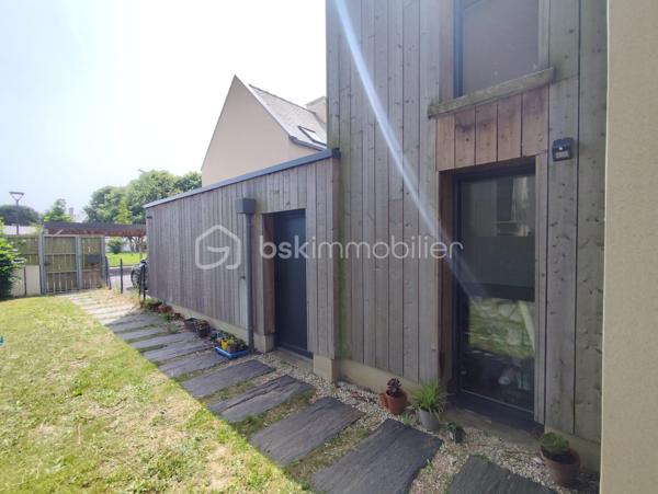 Belle Maison de 63 m2 ''Coup de Coeur''
Cette propriété clé en main de 2017 en résidence sécurisée dans une petite copropriété bénéfice de tous les avantages de la ville avec un cadre reposant et verdoyant à proximité des commodités.

Elle se compose de la manière suivante, à savoir :
Au Rdc : Un ensemble Salon - Séjour avec Cuisine équipée, une salle d'eau avec WC, Garage
A l'étage : Deux belles chambres et une salle de bain.
Jardin clos et arboré, et un stationnement en façade

Les + : Maison de 2017, Chauffage Gaz, Double Vitrage, Assainissement collectif,
Les ++ : A moins de 4 km de la plage du sillon ! Capacité idéale pour une petite famille, Accès rapide
gare et axes principaux
Les +++ : Idéal pour résidence secondaire, location saisonnière (forte demande), Excellente attractivité

Copropriété de 15 lots : Charges annuelles : 350€