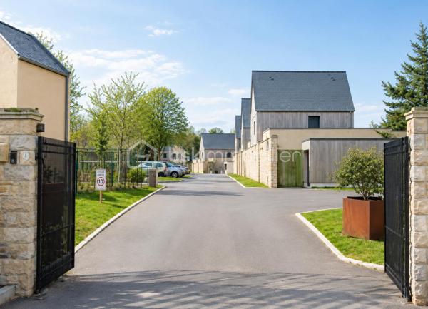Belle Maison de 63 m2 ''Coup de Coeur''
Cette propriété clé en main de 2017 en résidence sécurisée dans une petite copropriété bénéfice de tous les avantages de la ville avec un cadre reposant et verdoyant à proximité des commodités.

Elle se compose de la manière suivante, à savoir :
Au Rdc : Un ensemble Salon - Séjour avec Cuisine équipée, une salle d'eau avec WC, Garage
A l'étage : Deux belles chambres et une salle de bain.
Jardin clos et arboré, et un stationnement en façade

Les + : Maison de 2017, Chauffage Gaz, Double Vitrage, Assainissement collectif,
Les ++ : A moins de 4 km de la plage du sillon ! Capacité idéale pour une petite famille, Accès rapide
gare et axes principaux
Les +++ : Idéal pour résidence secondaire, location saisonnière (forte demande), Excellente attractivité

Copropriété de 15 lots : Charges annuelles : 350€