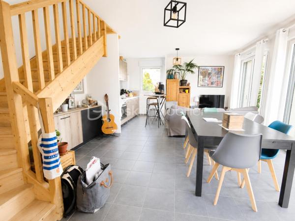 Belle Maison de 63 m2 ''Coup de Coeur''
Cette propriété clé en main de 2017 en résidence sécurisée dans une petite copropriété bénéfice de tous les avantages de la ville avec un cadre reposant et verdoyant à proximité des commodités.

Elle se compose de la manière suivante, à savoir :
Au Rdc : Un ensemble Salon - Séjour avec Cuisine équipée, une salle d'eau avec WC, Garage
A l'étage : Deux belles chambres et une salle de bain.
Jardin clos et arboré, et un stationnement en façade

Les + : Maison de 2017, Chauffage Gaz, Double Vitrage, Assainissement collectif,
Les ++ : A moins de 4 km de la plage du sillon ! Capacité idéale pour une petite famille, Accès rapide
gare et axes principaux
Les +++ : Idéal pour résidence secondaire, location saisonnière (forte demande), Excellente attractivité

Copropriété de 15 lots : Charges annuelles : 350€