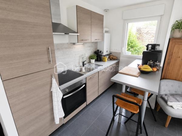 Belle Maison de 63 m2 ''Coup de Coeur''
Cette propriété clé en main de 2017 en résidence sécurisée dans une petite copropriété bénéfice de tous les avantages de la ville avec un cadre reposant et verdoyant à proximité des commodités.

Elle se compose de la manière suivante, à savoir :
Au Rdc : Un ensemble Salon - Séjour avec Cuisine équipée, une salle d'eau avec WC, Garage
A l'étage : Deux belles chambres et une salle de bain.
Jardin clos et arboré, et un stationnement en façade

Les + : Maison de 2017, Chauffage Gaz, Double Vitrage, Assainissement collectif,
Les ++ : A moins de 4 km de la plage du sillon ! Capacité idéale pour une petite famille, Accès rapide
gare et axes principaux
Les +++ : Idéal pour résidence secondaire, location saisonnière (forte demande), Excellente attractivité

Copropriété de 15 lots : Charges annuelles : 350€