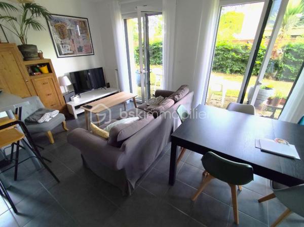 Belle Maison de 63 m2 ''Coup de Coeur''
Cette propriété clé en main de 2017 en résidence sécurisée dans une petite copropriété bénéfice de tous les avantages de la ville avec un cadre reposant et verdoyant à proximité des commodités.

Elle se compose de la manière suivante, à savoir :
Au Rdc : Un ensemble Salon - Séjour avec Cuisine équipée, une salle d'eau avec WC, Garage
A l'étage : Deux belles chambres et une salle de bain.
Jardin clos et arboré, et un stationnement en façade

Les + : Maison de 2017, Chauffage Gaz, Double Vitrage, Assainissement collectif,
Les ++ : A moins de 4 km de la plage du sillon ! Capacité idéale pour une petite famille, Accès rapide
gare et axes principaux
Les +++ : Idéal pour résidence secondaire, location saisonnière (forte demande), Excellente attractivité

Copropriété de 15 lots : Charges annuelles : 350€