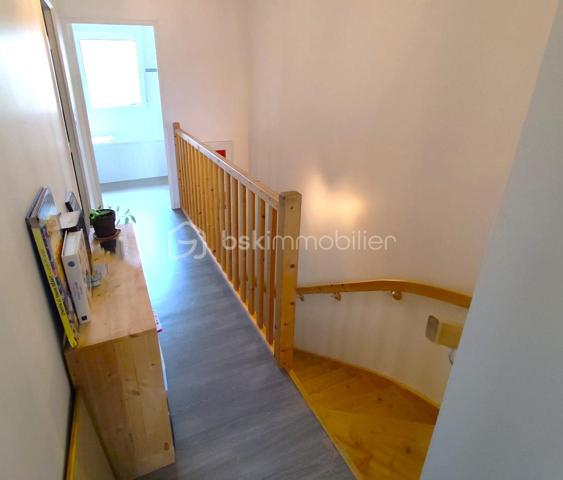 Belle Maison de 63 m2 ''Coup de Coeur''
Cette propriété clé en main de 2017 en résidence sécurisée dans une petite copropriété bénéfice de tous les avantages de la ville avec un cadre reposant et verdoyant à proximité des commodités.

Elle se compose de la manière suivante, à savoir :
Au Rdc : Un ensemble Salon - Séjour avec Cuisine équipée, une salle d'eau avec WC, Garage
A l'étage : Deux belles chambres et une salle de bain.
Jardin clos et arboré, et un stationnement en façade

Les + : Maison de 2017, Chauffage Gaz, Double Vitrage, Assainissement collectif,
Les ++ : A moins de 4 km de la plage du sillon ! Capacité idéale pour une petite famille, Accès rapide
gare et axes principaux
Les +++ : Idéal pour résidence secondaire, location saisonnière (forte demande), Excellente attractivité

Copropriété de 15 lots : Charges annuelles : 350€