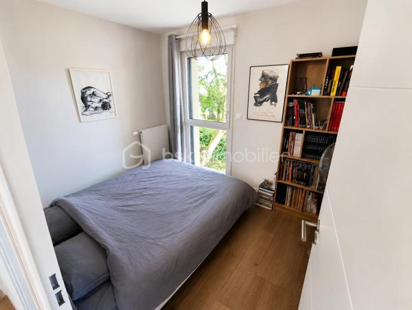 Belle Maison de 63 m2 ''Coup de Coeur''
Cette propriété clé en main de 2017 en résidence sécurisée dans une petite copropriété bénéfice de tous les avantages de la ville avec un cadre reposant et verdoyant à proximité des commodités.

Elle se compose de la manière suivante, à savoir :
Au Rdc : Un ensemble Salon - Séjour avec Cuisine équipée, une salle d'eau avec WC, Garage
A l'étage : Deux belles chambres et une salle de bain.
Jardin clos et arboré, et un stationnement en façade

Les + : Maison de 2017, Chauffage Gaz, Double Vitrage, Assainissement collectif,
Les ++ : A moins de 4 km de la plage du sillon ! Capacité idéale pour une petite famille, Accès rapide
gare et axes principaux
Les +++ : Idéal pour résidence secondaire, location saisonnière (forte demande), Excellente attractivité

Copropriété de 15 lots : Charges annuelles : 350€