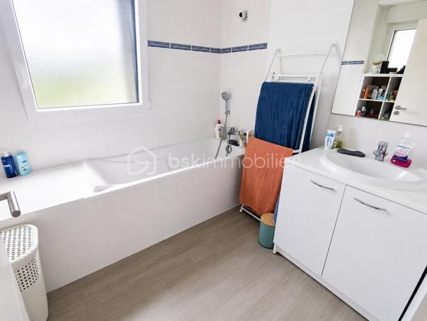 Belle Maison de 63 m2 ''Coup de Coeur''
Cette propriété clé en main de 2017 en résidence sécurisée dans une petite copropriété bénéfice de tous les avantages de la ville avec un cadre reposant et verdoyant à proximité des commodités.

Elle se compose de la manière suivante, à savoir :
Au Rdc : Un ensemble Salon - Séjour avec Cuisine équipée, une salle d'eau avec WC, Garage
A l'étage : Deux belles chambres et une salle de bain.
Jardin clos et arboré, et un stationnement en façade

Les + : Maison de 2017, Chauffage Gaz, Double Vitrage, Assainissement collectif,
Les ++ : A moins de 4 km de la plage du sillon ! Capacité idéale pour une petite famille, Accès rapide
gare et axes principaux
Les +++ : Idéal pour résidence secondaire, location saisonnière (forte demande), Excellente attractivité

Copropriété de 15 lots : Charges annuelles : 350€