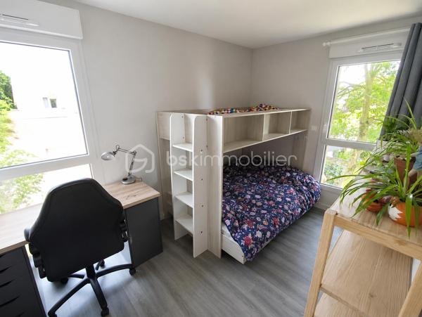 Belle Maison de 63 m2 ''Coup de Coeur''
Cette propriété clé en main de 2017 en résidence sécurisée dans une petite copropriété bénéfice de tous les avantages de la ville avec un cadre reposant et verdoyant à proximité des commodités.

Elle se compose de la manière suivante, à savoir :
Au Rdc : Un ensemble Salon - Séjour avec Cuisine équipée, une salle d'eau avec WC, Garage
A l'étage : Deux belles chambres et une salle de bain.
Jardin clos et arboré, et un stationnement en façade

Les + : Maison de 2017, Chauffage Gaz, Double Vitrage, Assainissement collectif,
Les ++ : A moins de 4 km de la plage du sillon ! Capacité idéale pour une petite famille, Accès rapide
gare et axes principaux
Les +++ : Idéal pour résidence secondaire, location saisonnière (forte demande), Excellente attractivité

Copropriété de 15 lots : Charges annuelles : 350€