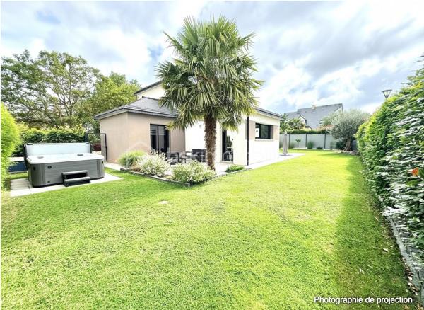 Rare sur le marché à Saint-Grégoire !
Maison contemporaine non mitoyenne avec garage sans vis à vis, nichée dans un écrin de verdure clos et arboré, offrant un cadre de vie paisible tout en restant parfaitement connectée à Rennes.

Construite en 2015, cette maison de 140 m² séduit dès l’entrée par ses volumes généreux, sa luminosité omniprésente et sa circulation fluide. Le cœur de la maison s’articule autour d’une superbe pièce de vie de 55 m², baignée de lumière, avec un espace salon chaleureux agrémenté d’un foyer ouvert pour un moment convivial en hiver.
La cuisine ouverte, moderne et conviviale, est complétée par une buanderie idéalement située entre celle-ci et le grand garage carrelé, un véritable atout pour le quotidien.

Vous profiterez d’une véritable vie de plain-pied grâce à une suite parentale confortable avec dressing et salle d’eau, alliant praticité et intimité.

À l’étage, un palier pouvant accueillir un espace bureau dessert deux chambres avec rangements, une salle de bains et un WC indépendant. Une quatrième chambre peut facilement être créée selon vos besoins.

Côté confort, la maison est équipée d’un chauffage par chaudière gaz alimentant un plancher chauffant en bas et des radiateurs en haut, complété par un ballon thermodynamique pour la production d’eau chaude. Une aspiration centralisée équipe l’ensemble de la maison pour un confort de vie optimal.

À l’extérieur, le terrain clos et arboré de 540 m² offre un environnement calme et sans vis-à-vis direct, avec plusieurs possibilités de stationnement sur la propriété.

Les atouts qui font la différence :

* Maison indépendante, sans mitoyenneté
* Environnement calme et recherché
* Belle vie de plain-pied
* Volumes généreux et excellente luminosité
* Maison très bien entretenue
* Buanderie fonctionnelle entre cuisine et garage
* Garage carrelé de 30 m²
* Aspiration centralisée dans toute la maison
* Bus ligne C1 à 300 m pour rejoindre Rennes
* Piscine accessible à pied en 5 minutes
* Canal à proximité immédiate pour les balades
* Commodités à pied en 10 minutes
* Piste cyclable directe vers Rennes
* Abri de jardin 


Un bien rare sur le secteur, idéal pour une vie de famille alliant confort, praticité et qualité de vie aux portes de Rennes.

Venez visiter sans plus tarder. 
Un conseiller disponible 7/7.