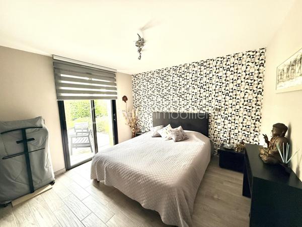 Rare sur le marché à Saint-Grégoire !
Maison contemporaine non mitoyenne avec garage sans vis à vis, nichée dans un écrin de verdure clos et arboré, offrant un cadre de vie paisible tout en restant parfaitement connectée à Rennes.

Construite en 2015, cette maison de 140 m² séduit dès l’entrée par ses volumes généreux, sa luminosité omniprésente et sa circulation fluide. Le cœur de la maison s’articule autour d’une superbe pièce de vie de 55 m², baignée de lumière, avec un espace salon chaleureux agrémenté d’un foyer ouvert pour un moment convivial en hiver.
La cuisine ouverte, moderne et conviviale, est complétée par une buanderie idéalement située entre celle-ci et le grand garage carrelé, un véritable atout pour le quotidien.

Vous profiterez d’une véritable vie de plain-pied grâce à une suite parentale confortable avec dressing et salle d’eau, alliant praticité et intimité.

À l’étage, un palier pouvant accueillir un espace bureau dessert deux chambres avec rangements, une salle de bains et un WC indépendant. Une quatrième chambre peut facilement être créée selon vos besoins.

Côté confort, la maison est équipée d’un chauffage par chaudière gaz alimentant un plancher chauffant en bas et des radiateurs en haut, complété par un ballon thermodynamique pour la production d’eau chaude. Une aspiration centralisée équipe l’ensemble de la maison pour un confort de vie optimal.

À l’extérieur, le terrain clos et arboré de 540 m² offre un environnement calme et sans vis-à-vis direct, avec plusieurs possibilités de stationnement sur la propriété.

Les atouts qui font la différence :

* Maison indépendante, sans mitoyenneté
* Environnement calme et recherché
* Belle vie de plain-pied
* Volumes généreux et excellente luminosité
* Maison très bien entretenue
* Buanderie fonctionnelle entre cuisine et garage
* Garage carrelé de 30 m²
* Aspiration centralisée dans toute la maison
* Bus ligne C1 à 300 m pour rejoindre Rennes
* Piscine accessible à pied en 5 minutes
* Canal à proximité immédiate pour les balades
* Commodités à pied en 10 minutes
* Piste cyclable directe vers Rennes
* Abri de jardin 


Un bien rare sur le secteur, idéal pour une vie de famille alliant confort, praticité et qualité de vie aux portes de Rennes.

Venez visiter sans plus tarder. 
Un conseiller disponible 7/7.